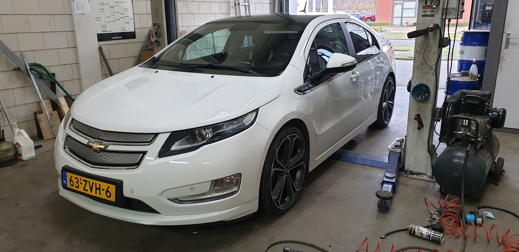 Een witte Chevrolet Volt binnen in de werkplaats