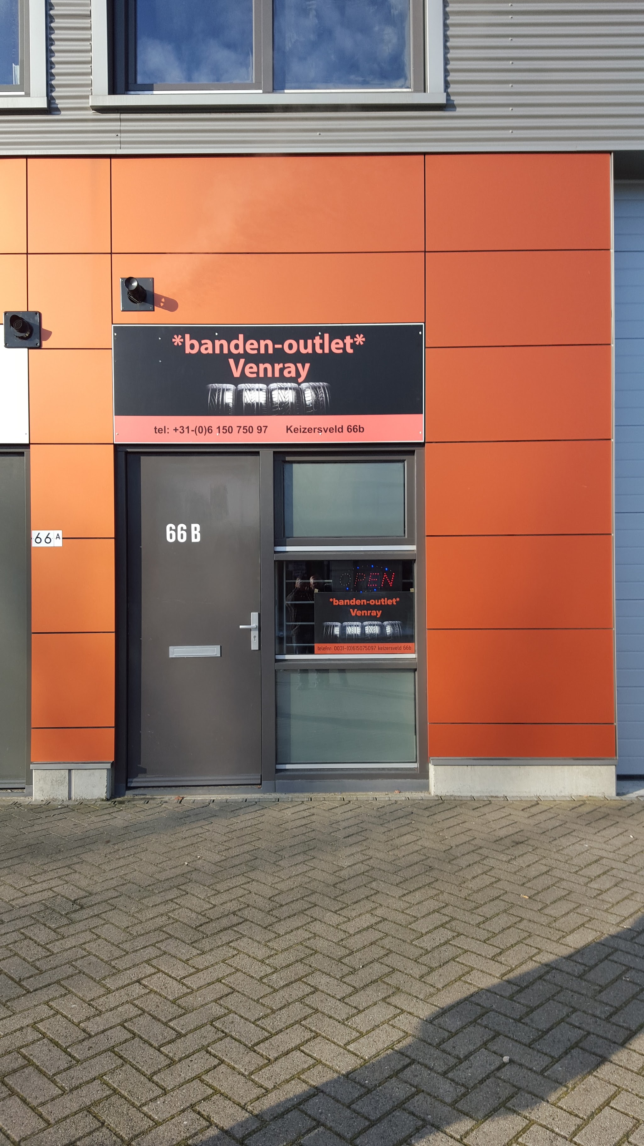 De oranje gevel van Banden-outlet Venray aan het Keizersveld 66b